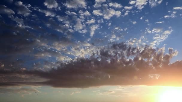 天の風景と太陽に照らされた夕焼け空の美しい明るい雲 — ストック動画