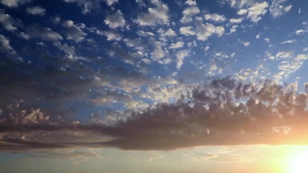 Beaux Nuages Brillants Dans Ciel Ensoleillé Couchant Comme Paysage Céleste — Video