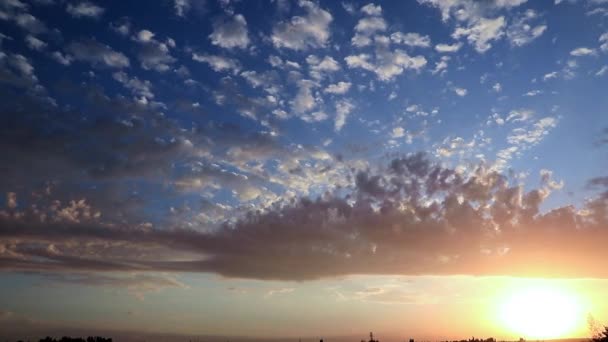 Όμορφα Φωτεινά Σύννεφα Στον Ηλιόλουστο Ουρανό Ηλιοβασίλεμα Ένα Παραδεισένιο Τοπίο — Αρχείο Βίντεο