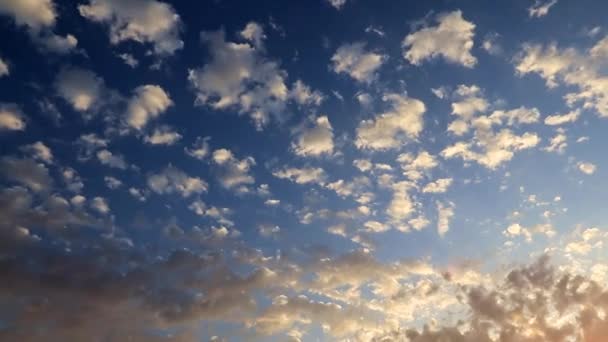 Schöne Helle Wolken Sonnenbeschienenen Sonnenuntergangshimmel Als Himmlische Landschaft — Stockvideo