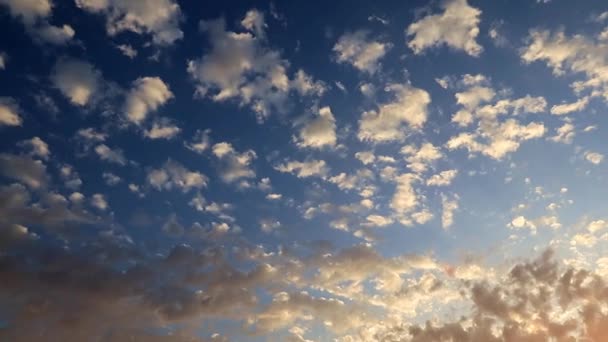 Bellissime Nuvole Luminose Nel Cielo Del Tramonto Illuminato Dal Sole — Video Stock