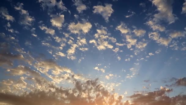 美丽明亮的云彩在阳光明媚的日落天空作为天堂风景 — 图库视频影像