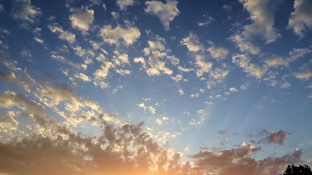 天の風景と太陽に照らされた夕焼け空の美しい明るい雲 — ストック動画