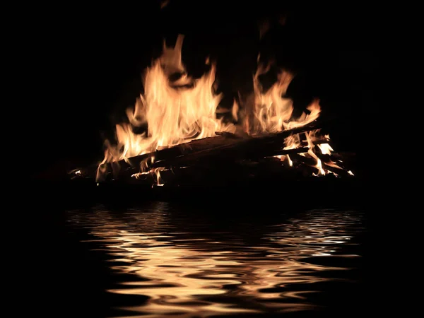 Яркий Огонь Горящих Обломков Кораблекрушения Поверхности Воды — стоковое фото