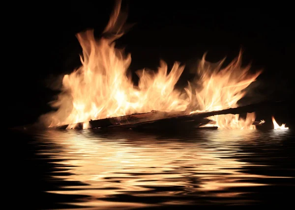 水面上燃烧沉船残骸的明亮火焰 — 图库照片