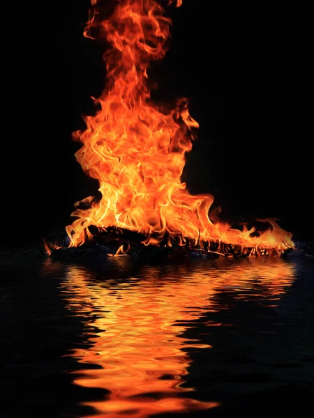 Világos Tűz Égett Törmelék Hajótörés Víz Felszínén — Stock Fotó