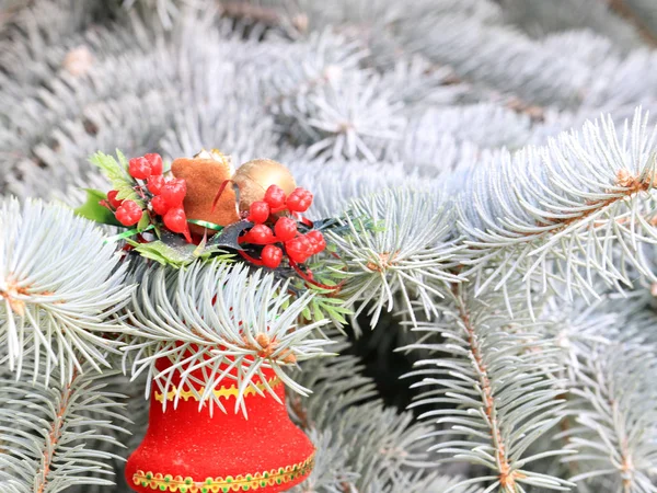 Giocattoli Decorazioni Sui Rami Verdi Dell Albero Natale — Foto Stock