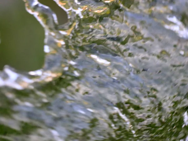 Прозрачная Капля Воды Составе Сильной Струи — стоковое фото