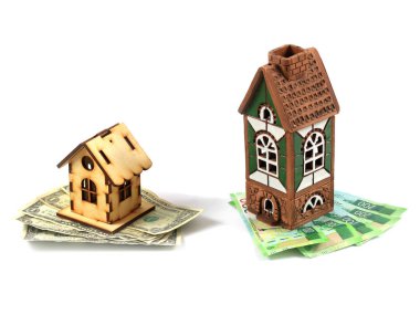 ahşap kulübe dolar üzerinde duruyor ve bir ev üzerinde Rus ruble duruyor