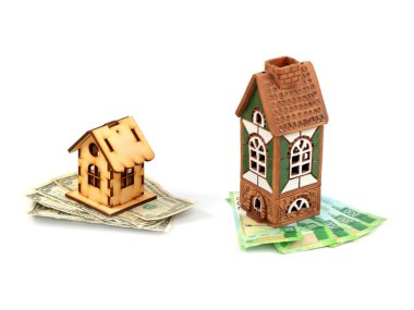 ahşap kulübe dolar üzerinde duruyor ve bir ev üzerinde Rus ruble duruyor