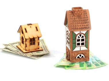 ahşap kulübe dolar üzerinde duruyor ve bir ev üzerinde Rus ruble duruyor