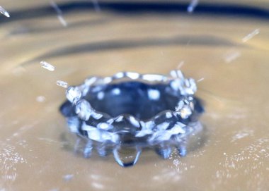 sıvı bir damla tarafından vurulduktan sonra su yüzeyinde desenler