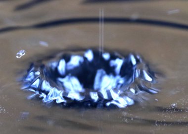 sıvı bir damla tarafından vurulduktan sonra su yüzeyinde desenler