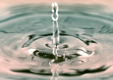 sıvı bir damla tarafından vurulduktan sonra su yüzeyinde desenler