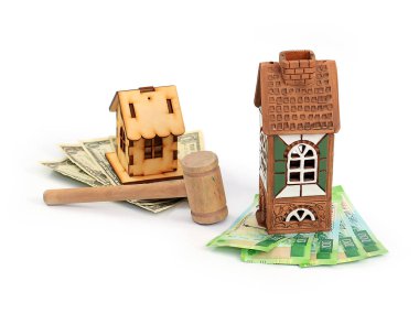 ahşap bir ev dolar ve ruble bir çekiç yanında bir taş kule üzerinde duruyor