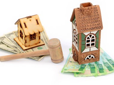 ahşap bir ev dolar ve ruble bir çekiç yanında bir taş kule üzerinde duruyor