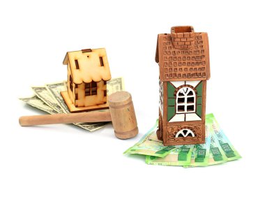 ahşap bir ev dolar ve ruble bir çekiç yanında bir taş kule üzerinde duruyor