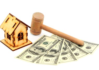 ahşap ev Amerikan Doları ve hâkim'in çekiç yığını üzerinde duruyor