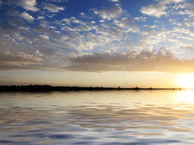 güzel bir bulutlu gökyüzü göl yüzeyi yansıması