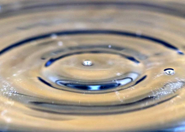 Узоры Поверхности Воды После Удара Каплей Жидкости — стоковое фото