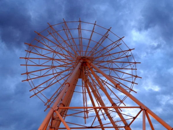 Bygga Ett Höghus Attraktion Mot Mörk Himmel — Stockfoto