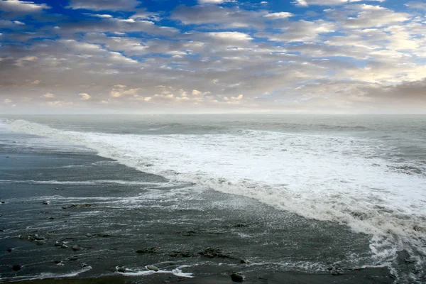 Vackra Stranden Och Havet Vågor Solnedgången Soliga Himlen Strålar — Stockfoto