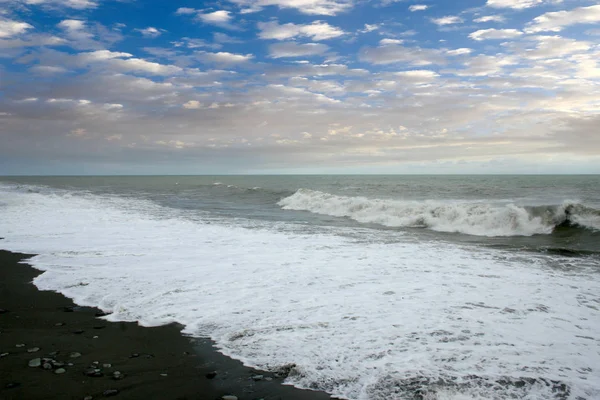 Όμορφη Παραλία Και Θάλασσα Κύματα Στις Ακτίνες Του Ηλιοβασίλεμα Ηλιόλουστο — Φωτογραφία Αρχείου