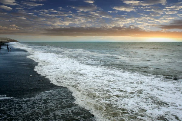 Bellissima Spiaggia Onde Marine Raggi Del Sole Del Tramonto — Foto Stock