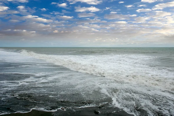 Красиві Пляжні Морські Хвилі Променях Заходу Сонця Сонячне Небо — стокове фото
