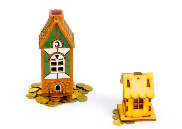 砖房子和一堆俄罗斯硬币的木制小屋作为投资差异的象征 — 图库照片