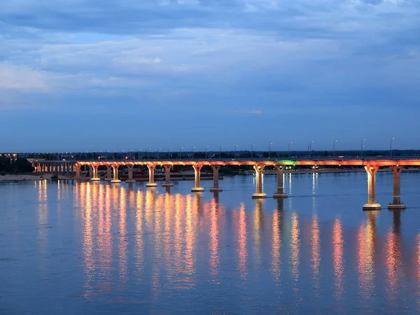 夜の空と川を渡るお祝い照らされた道路橋 — ストック写真