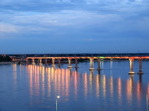 Нічне Небо Святковий Освітлений Дорожній Міст Через Річку — стокове фото