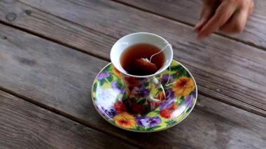 güçlü siyah çay Kupası ahşap rustik masa üzerinde duran