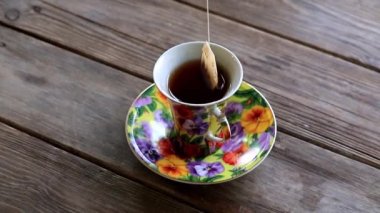 güçlü siyah çay Kupası ahşap rustik masa üzerinde duran