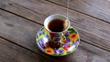 güçlü siyah çay Kupası ahşap rustik masa üzerinde duran