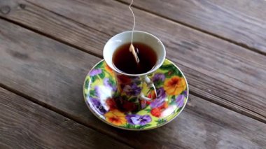 güçlü siyah çay Kupası ahşap rustik masa üzerinde duran
