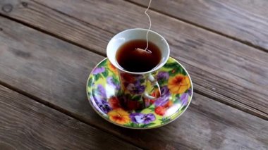 güçlü siyah çay Kupası ahşap rustik masa üzerinde duran