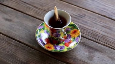 güçlü siyah çay Kupası ahşap rustik masa üzerinde duran