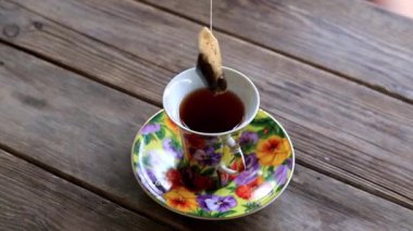 güçlü siyah çay Kupası ahşap rustik masa üzerinde duran