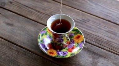 güçlü siyah çay Kupası ahşap rustik masa üzerinde duran