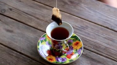 güçlü siyah çay Kupası ahşap rustik masa üzerinde duran
