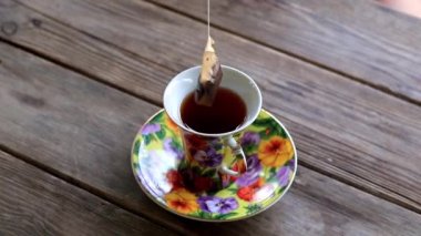 güçlü siyah çay Kupası ahşap rustik masa üzerinde duran