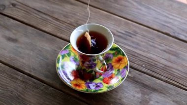 güçlü siyah çay Kupası ahşap rustik masa üzerinde duran
