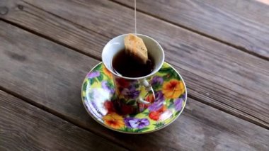 güçlü siyah çay Kupası ahşap rustik masa üzerinde duran