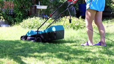 bir çim Bahçe çim biçme makinesi üzerinden taze ot biçme