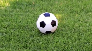 güzel futbol topu bir çim oyun alanı yeşil çimenlerin üzerinde
