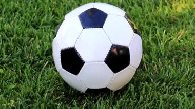 güzel futbol topu bir çim oyun alanı yeşil çimenlerin üzerinde