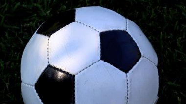 güzel futbol topu bir çim oyun alanı yeşil çimenlerin üzerinde