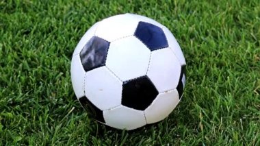 güzel futbol topu bir çim oyun alanı yeşil çimenlerin üzerinde