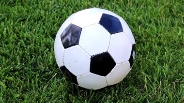 güzel futbol topu bir çim oyun alanı yeşil çimenlerin üzerinde